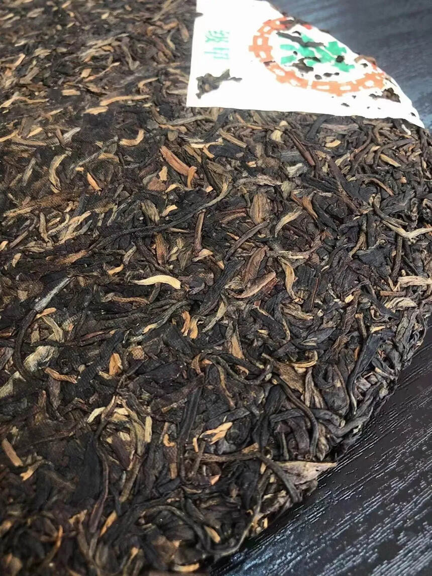 99年油光纸甲级旧青饼 
勐海著名茶区大叶种晒青毛茶