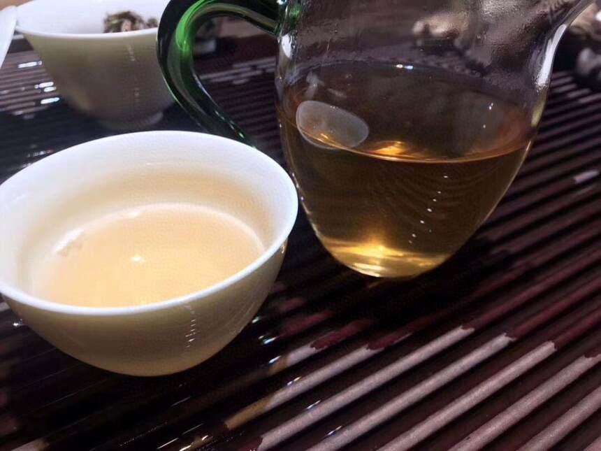 06年勐海乔木早春饼茶特级品生茶380克，香甜等级高