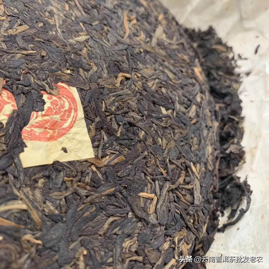 98年杨庆号易武老茶，这款茶选料为易武古树茶为原料，