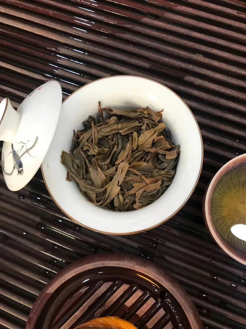 06年布朗山古树茶料，茶气足，回甘好，蜜香，茶汤干净