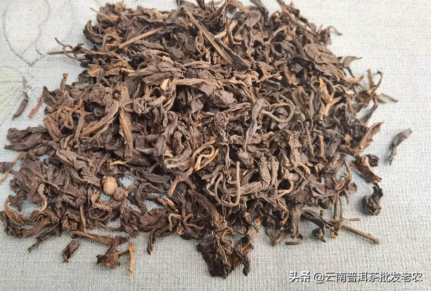 99年老曼峨老散茶生茶，茶农私藏几十公斤。条形肥壮厚