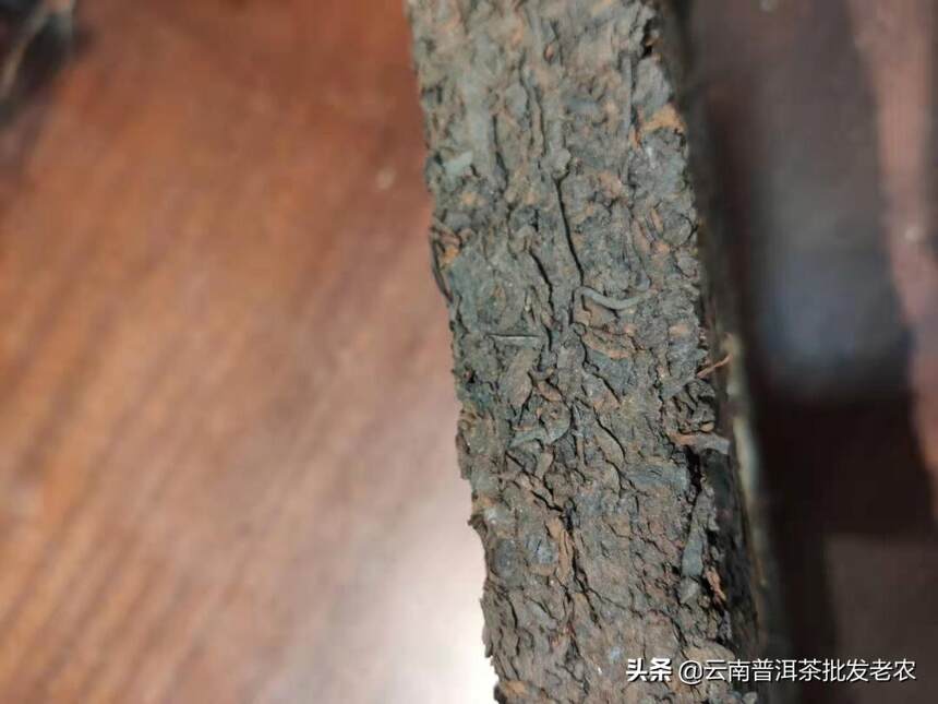 90年代中茶熟砖，一包两片，每包2公斤，此茶砖的茶色