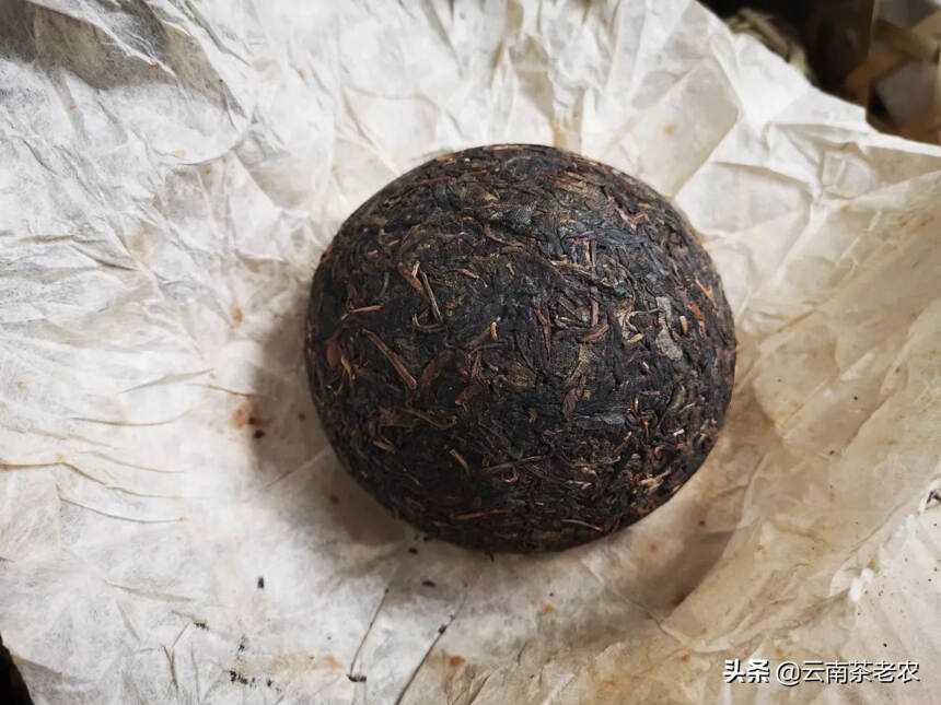 03年极具特色的布朗古树小沱茶，一条750克。一件2