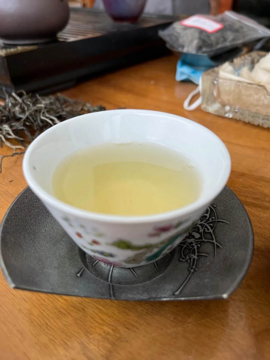今年的曼松古树到货
茶汤剔透清亮
茶汤入口清香扑鼻，