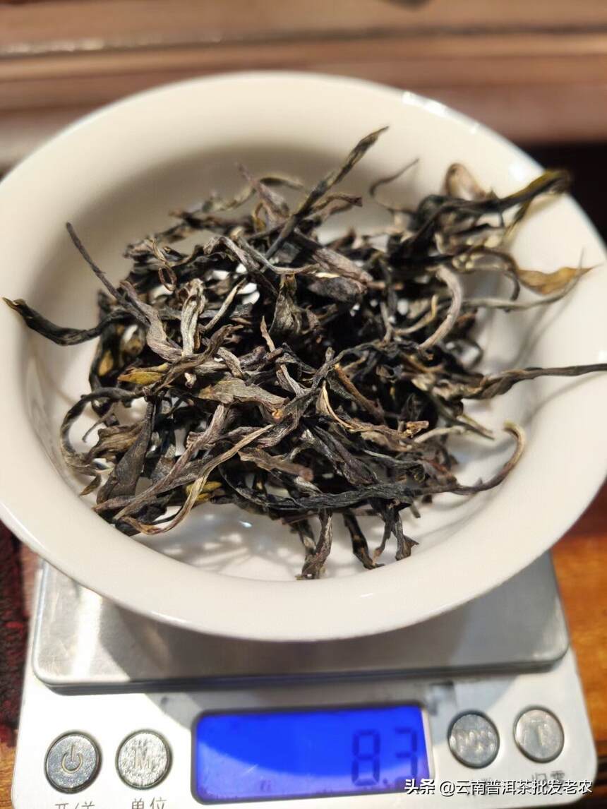 倚邦曼拱头春古树茶
中小叶种古树茶 条索黑亮较短细、