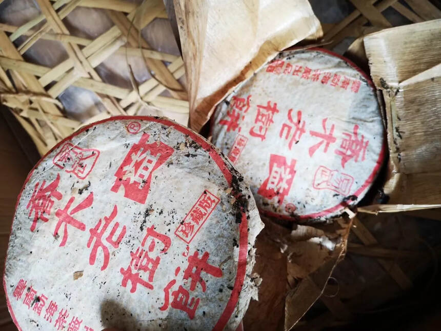 03年勐海茶厂乔木老树（易武）珍藏版生饼500克。#