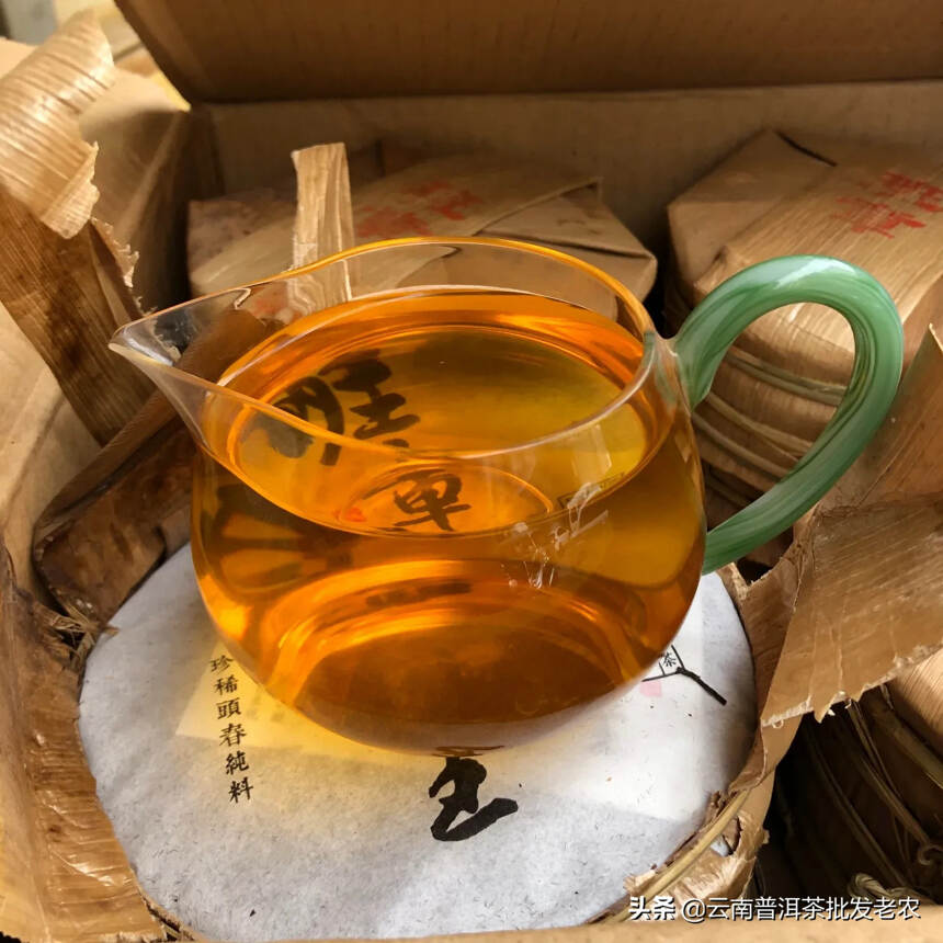 2012年班章茶王200克小饼，一提5片，一箱4提。