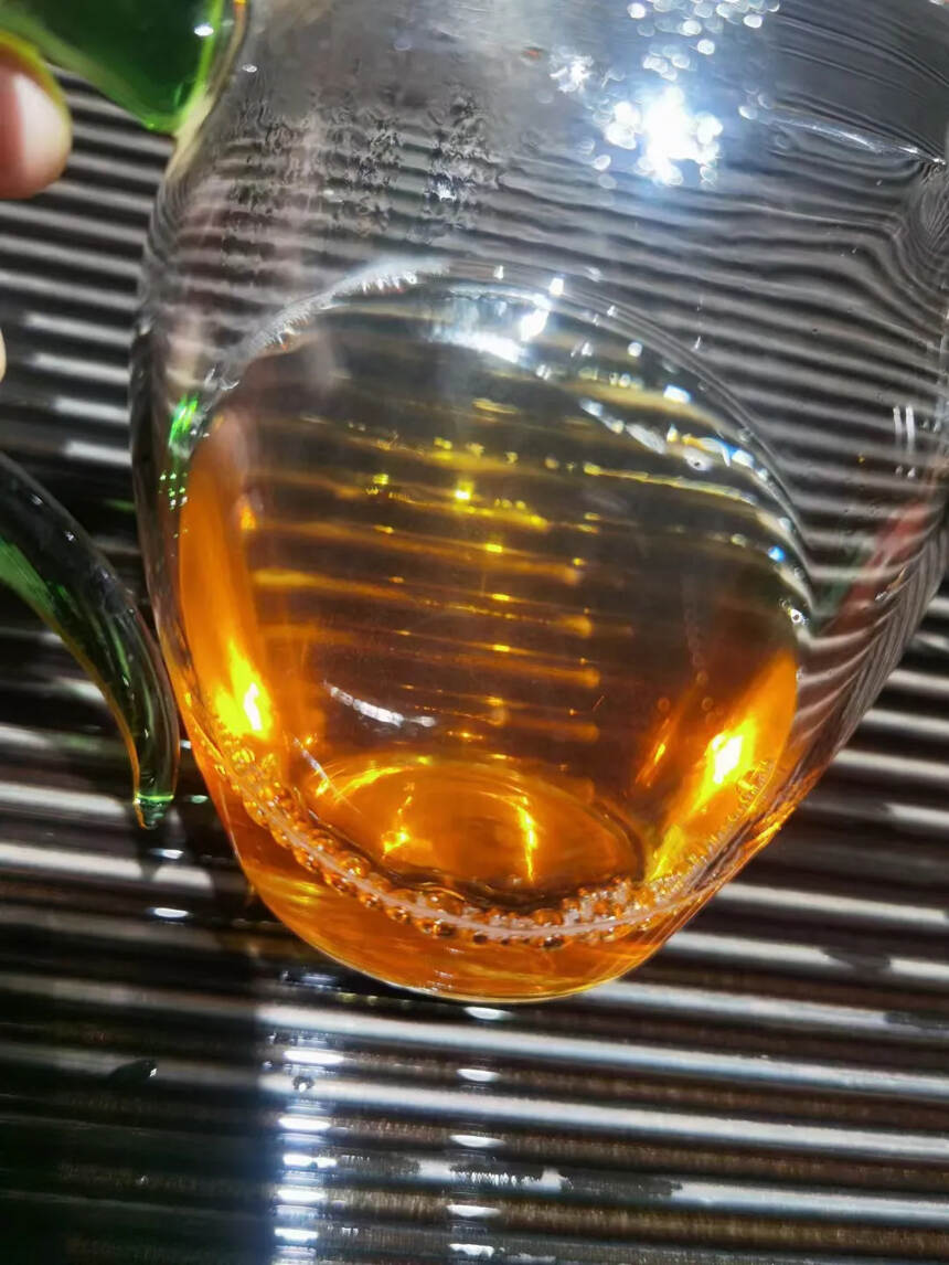 90年代班章王铁罐装150克精选班章茶菁为原料，其条