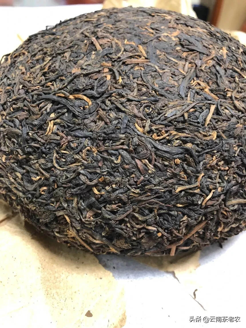 98年1000克重古树老班章金瓜生茶
条形细，茶气刚