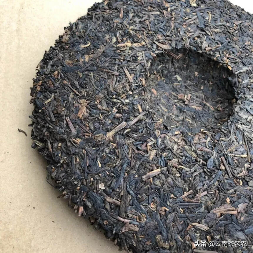 古董老生茶！80年代德兰青饼纯干仓好仓储 茶底细条