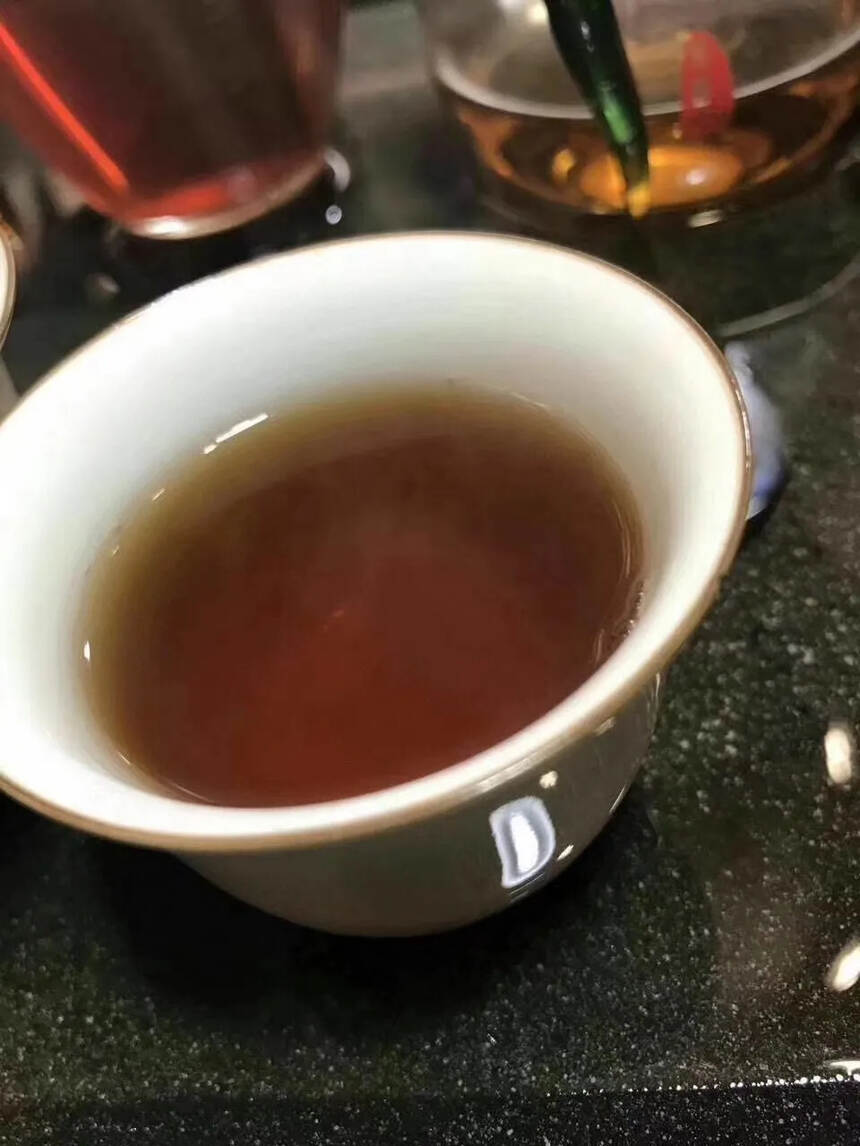 下午茶时间
今天给自己安排了
96年老散茶，原中茶公