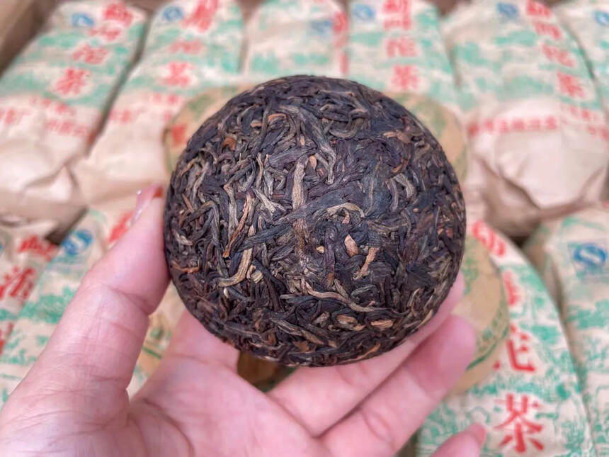 2012年郎河茶厂 勐海沱茶 生茶 ，选用勐海茶区乔