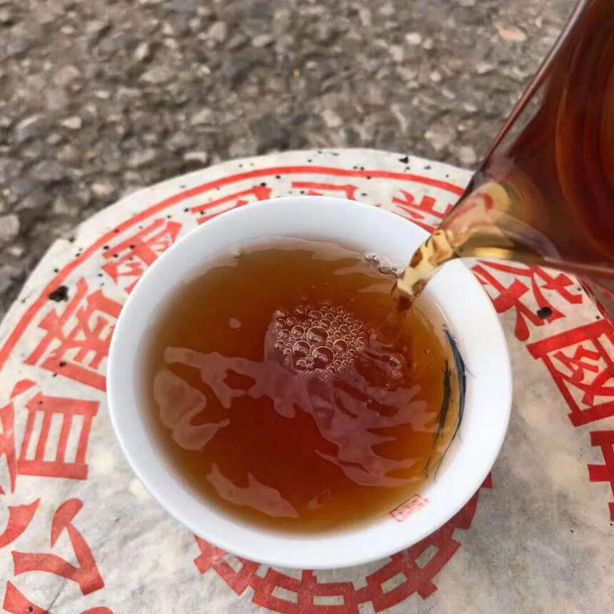 ??

99年第一批红丝带老树圆茶，老生干仓茶，烟香