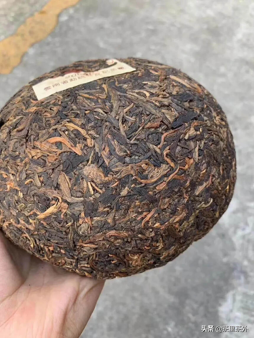 2004年老友记茶厂 原生老树沱茶，1500克/个，