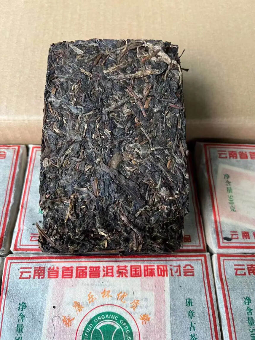 ??

2004年春明茶厂-班章古茶砖首届优质奖品-