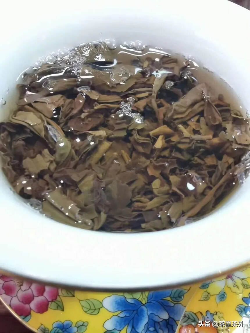 品名：兴海茶厂红印青饼
年份：2006年
此茶精选布