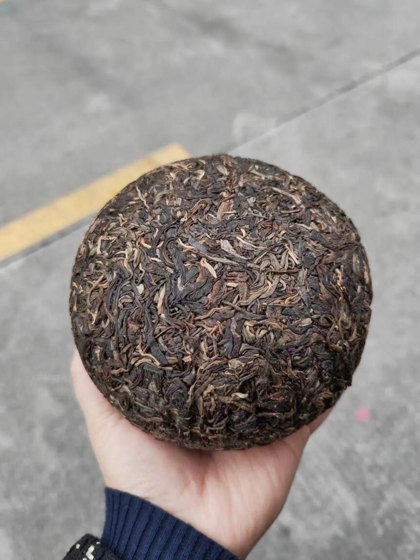 2010年易武老寨美人瓜生茶，一个足足重1公斤，
茶