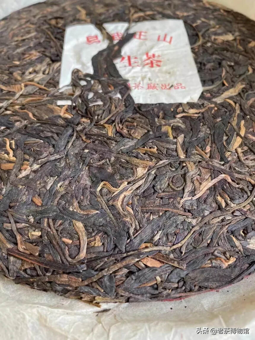 2005年象明茶厂
泡开茶叶带有易武茶的蜜香，入口比