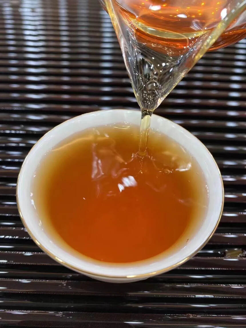 2004年六大茶山纪念饼，回甘王，入口茶气十足．花果