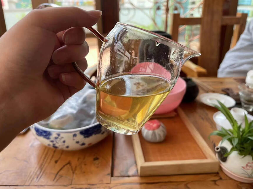 老曼峨生茶，在整个冲泡过程中茶香四溢，清香高扬，花香