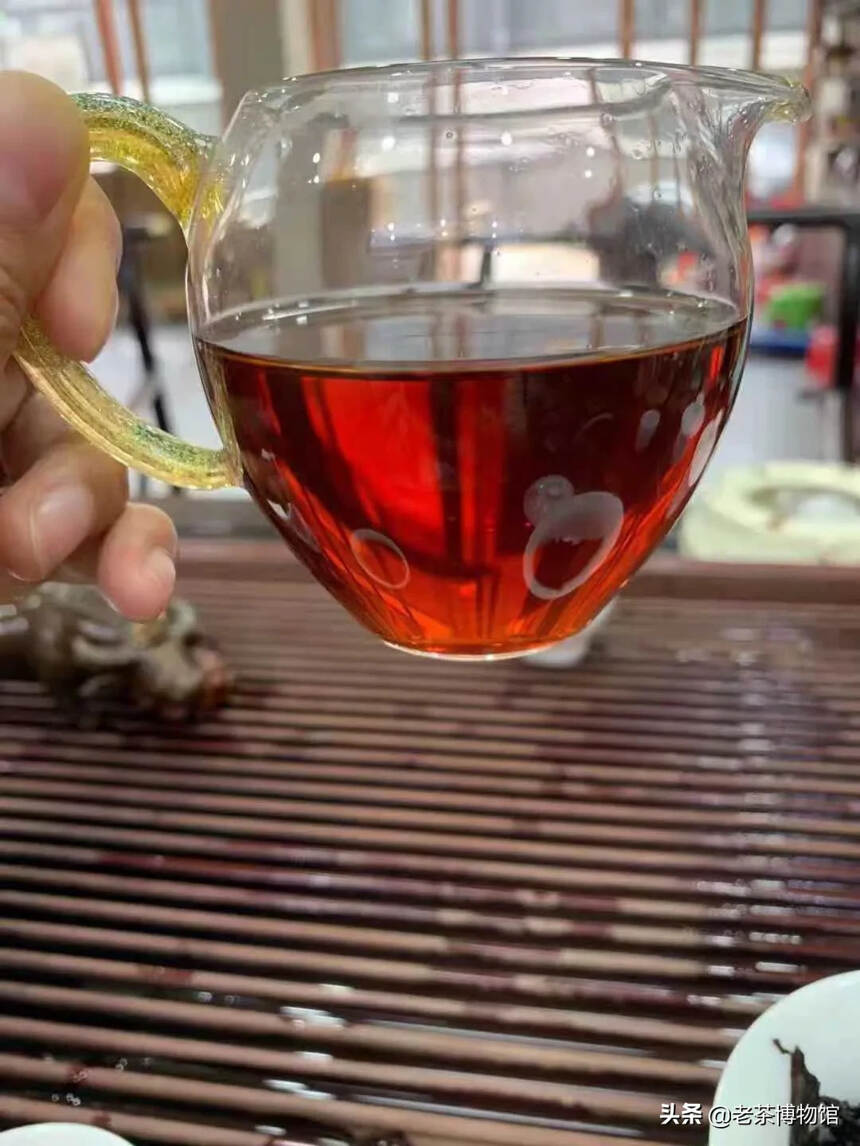 2003年凤临茶厂云习冰岛
    里外一口料，整个