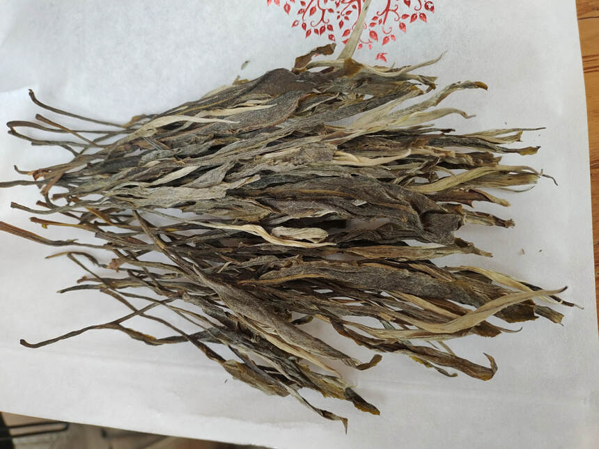 高杆橡筋茶，精选古树普洱的一芽两叶、叶片在7公分左右