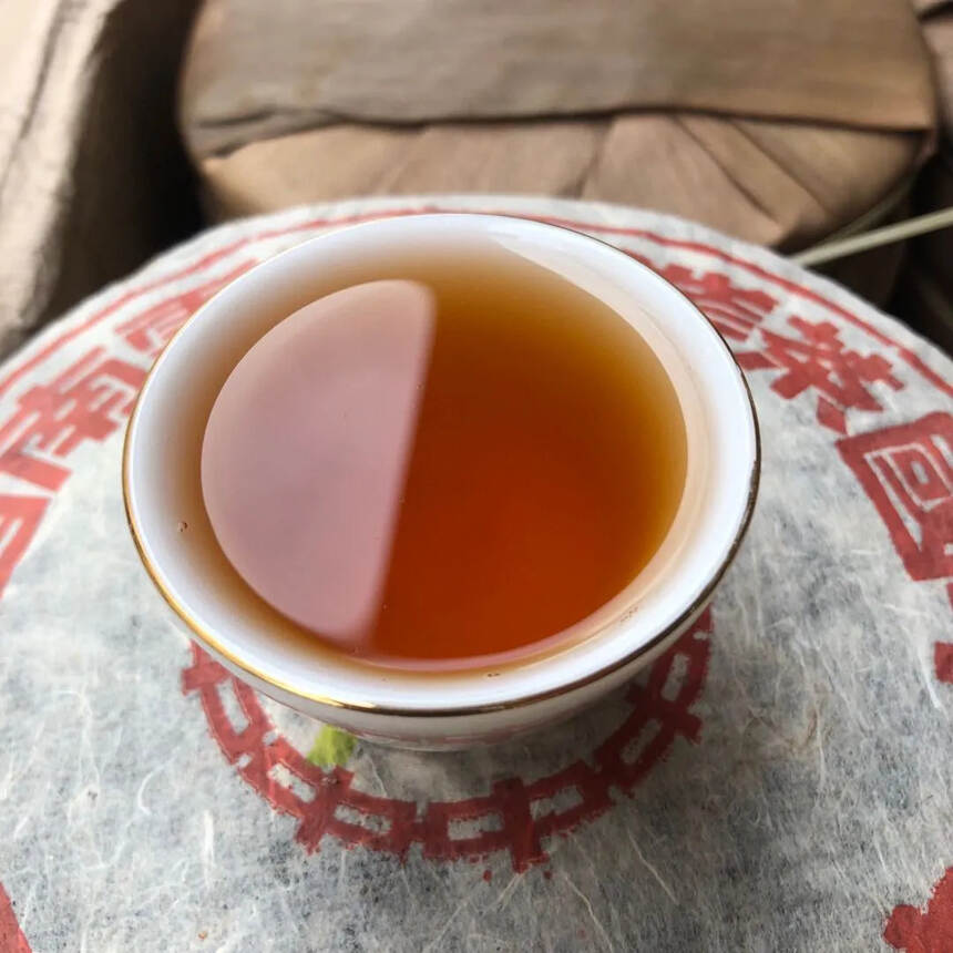 99年黄印艺术字铁饼生茶，干仓老茶，干香回甘耐泡俱佳