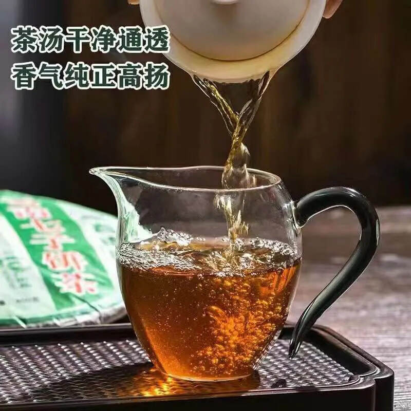 ??

03年布朗山银毫茶生饼250克，等级高，回甘