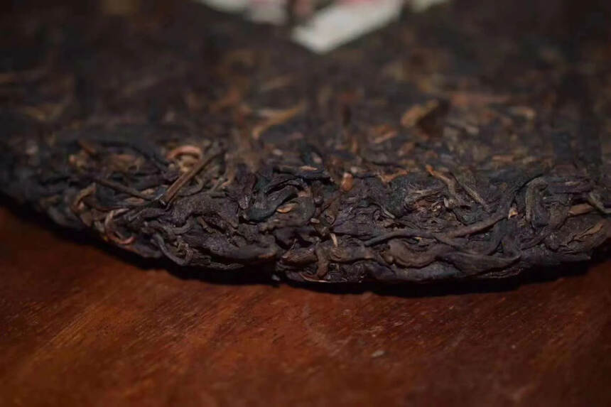 ??

98年大红印青饼，干仓老茶！叶底均匀有活性，