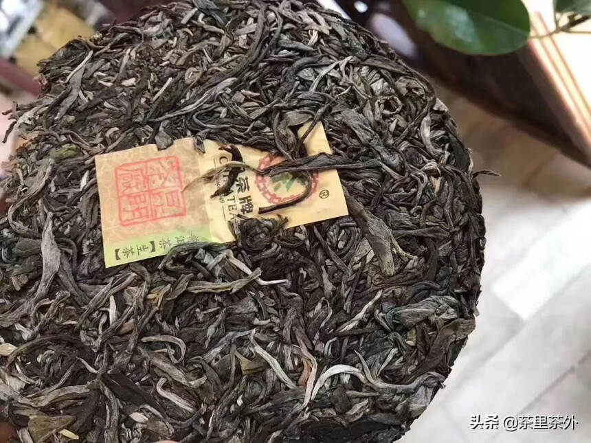 古树茶2017年中茶古树手撕饼，饼面芽毫显露，层次丰