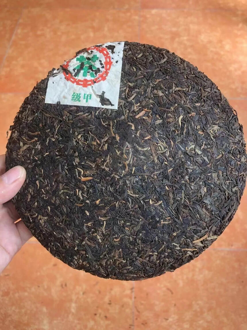 99年油光纸甲级旧青饼 
选勐海著名茶区大叶种晒青毛