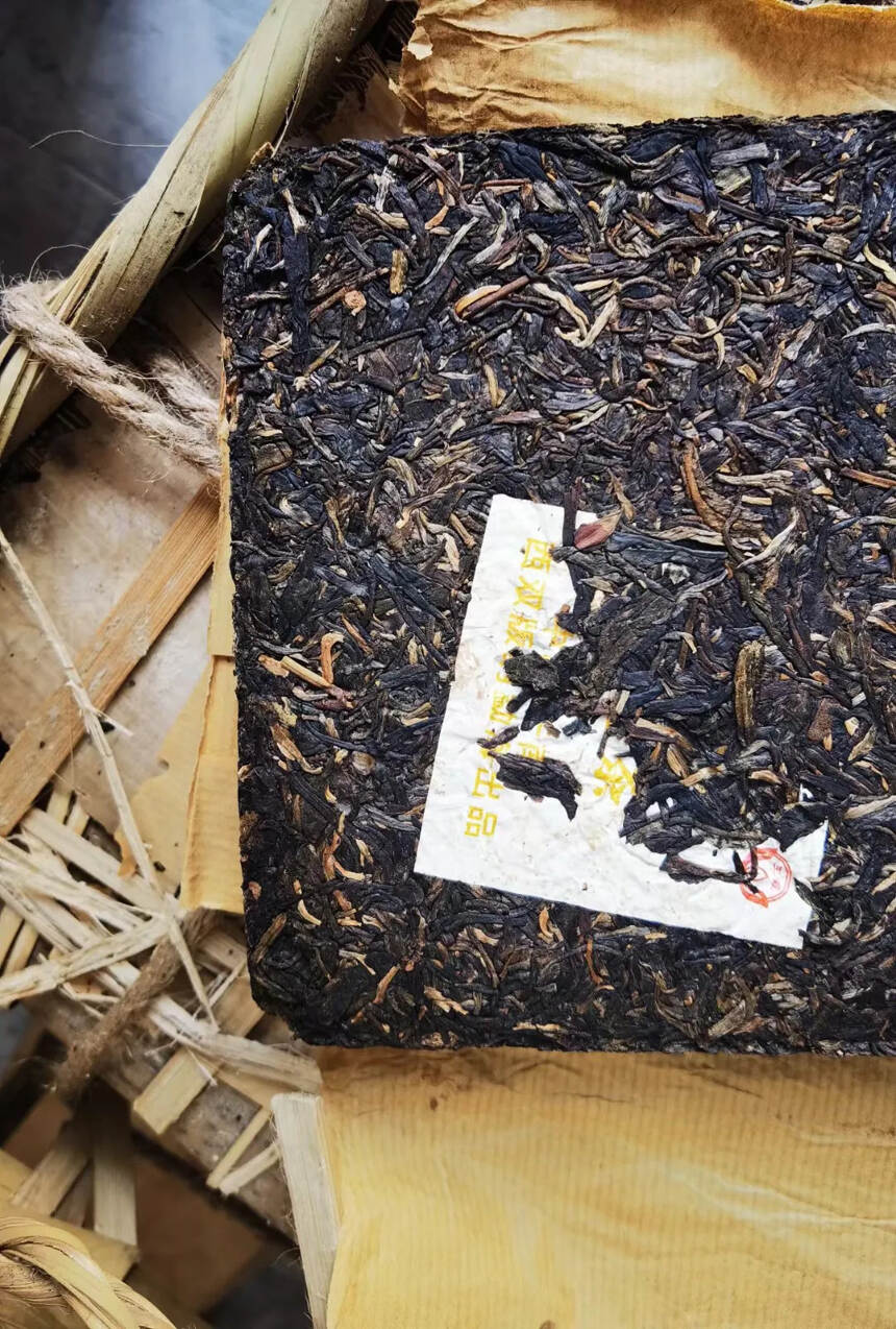 2004年王霞订制，班章生态砖，一片一公斤，松烟香，