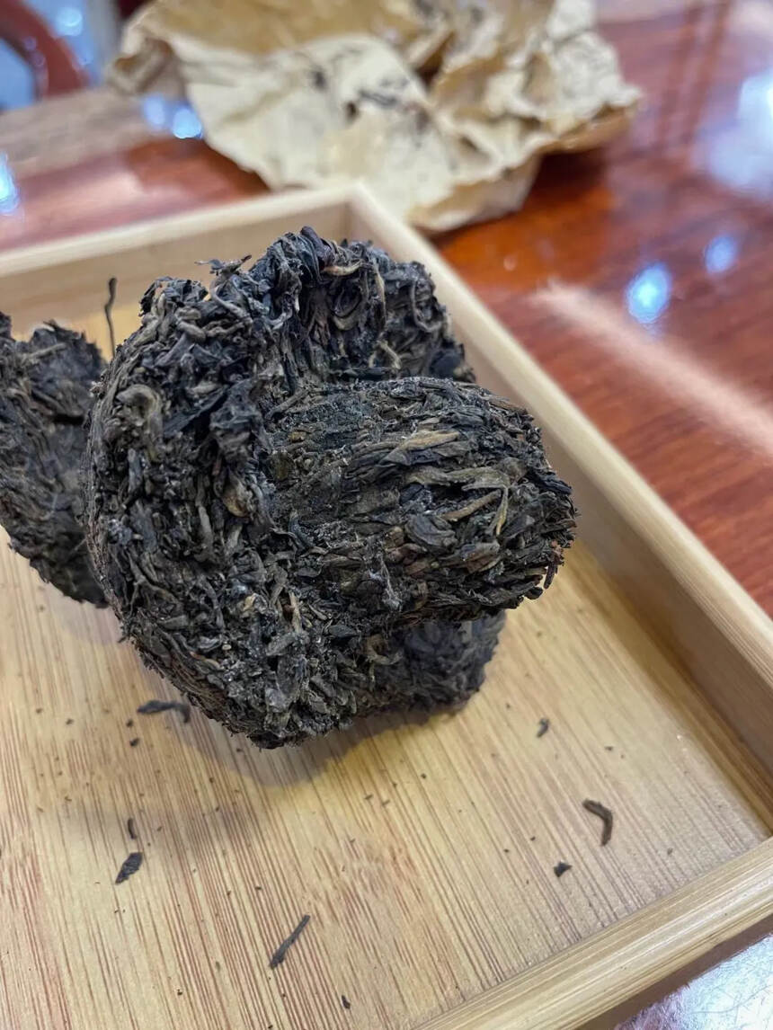 古董级别遍布虫屎！
70年代老蘑菇沱生茶250克，时