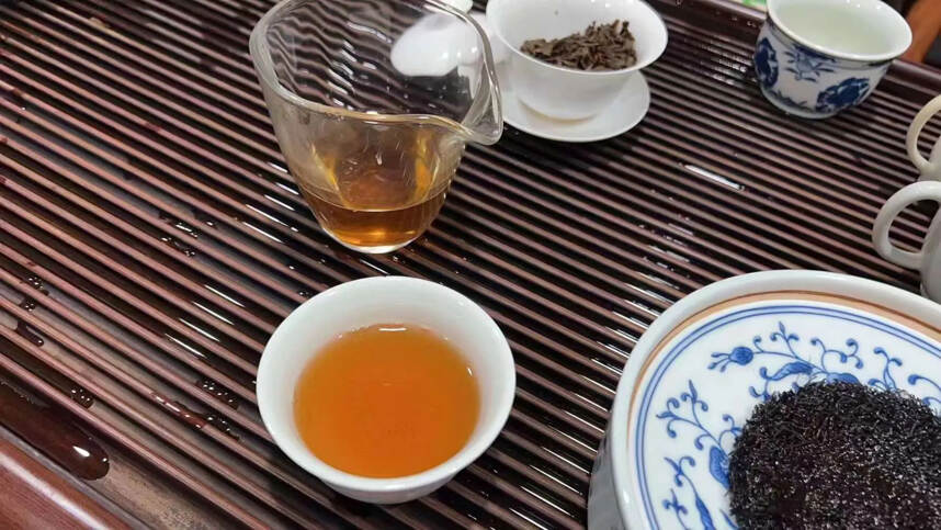 ??2004年勐海老班章古茶园大树茶老班章特制青饼，