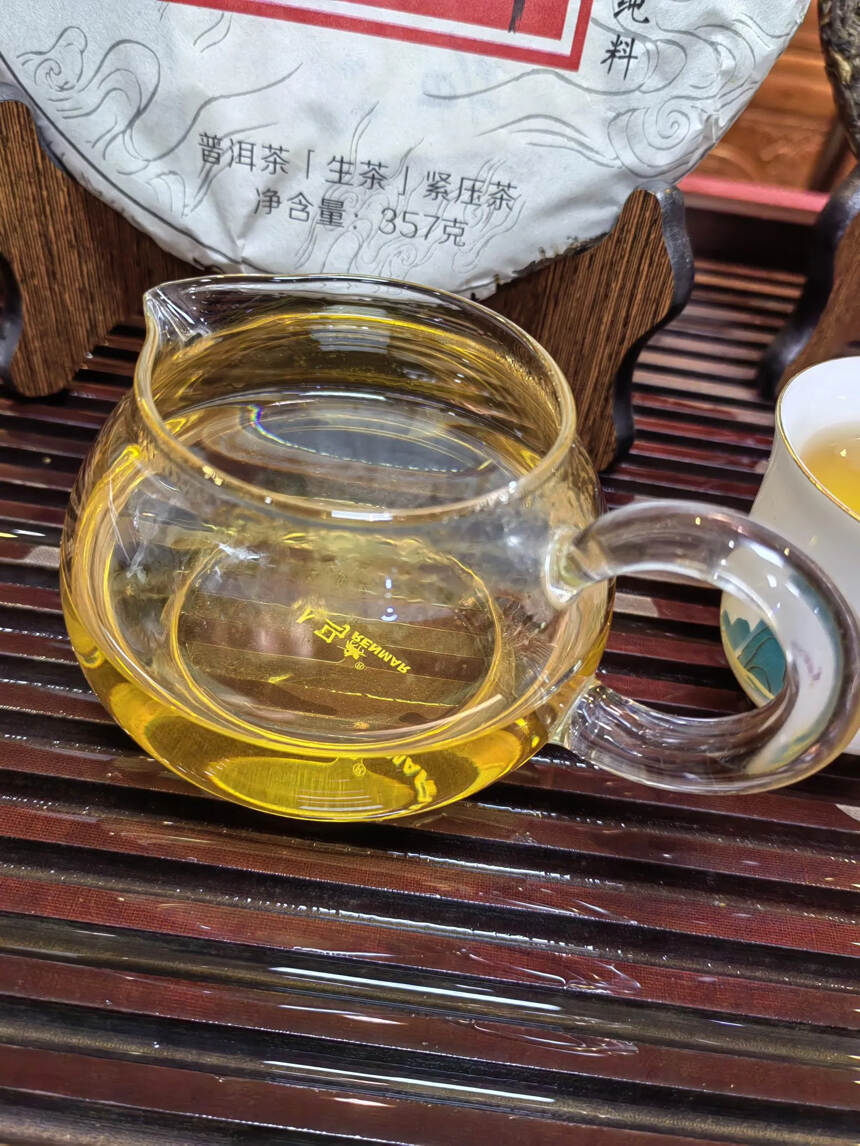 小蔡2016年亲自去昔归收的古树纯料头春茶
看茶底，