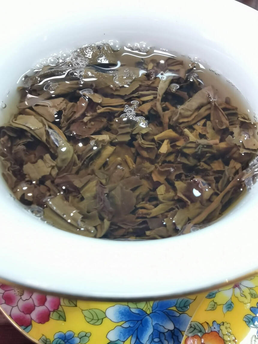 2006年兴海茶厂红印青饼
此茶精选布朗山乔木春尖为