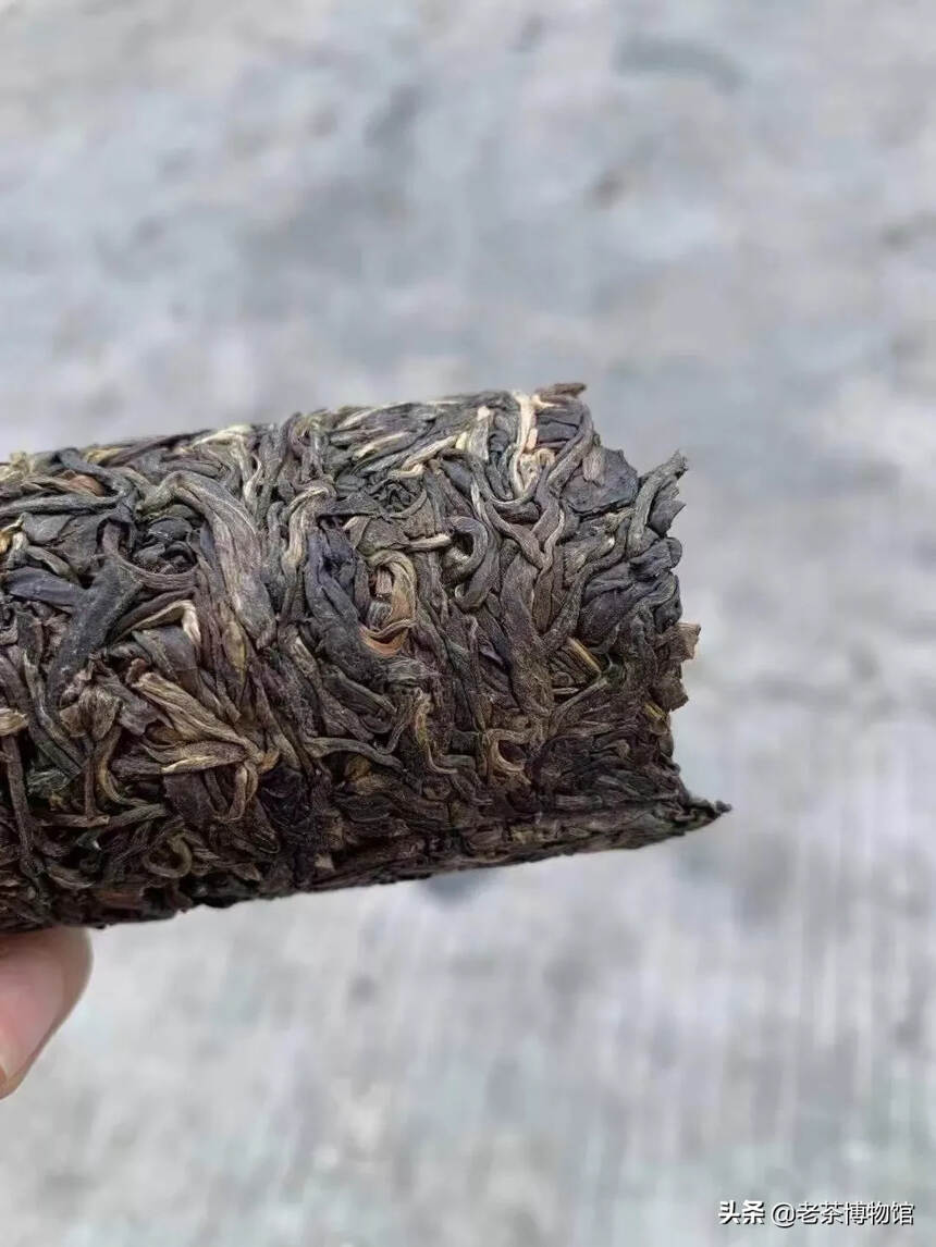 2019年 七大印记 茶叶是以原始竹筒茶为型，茶叶呈