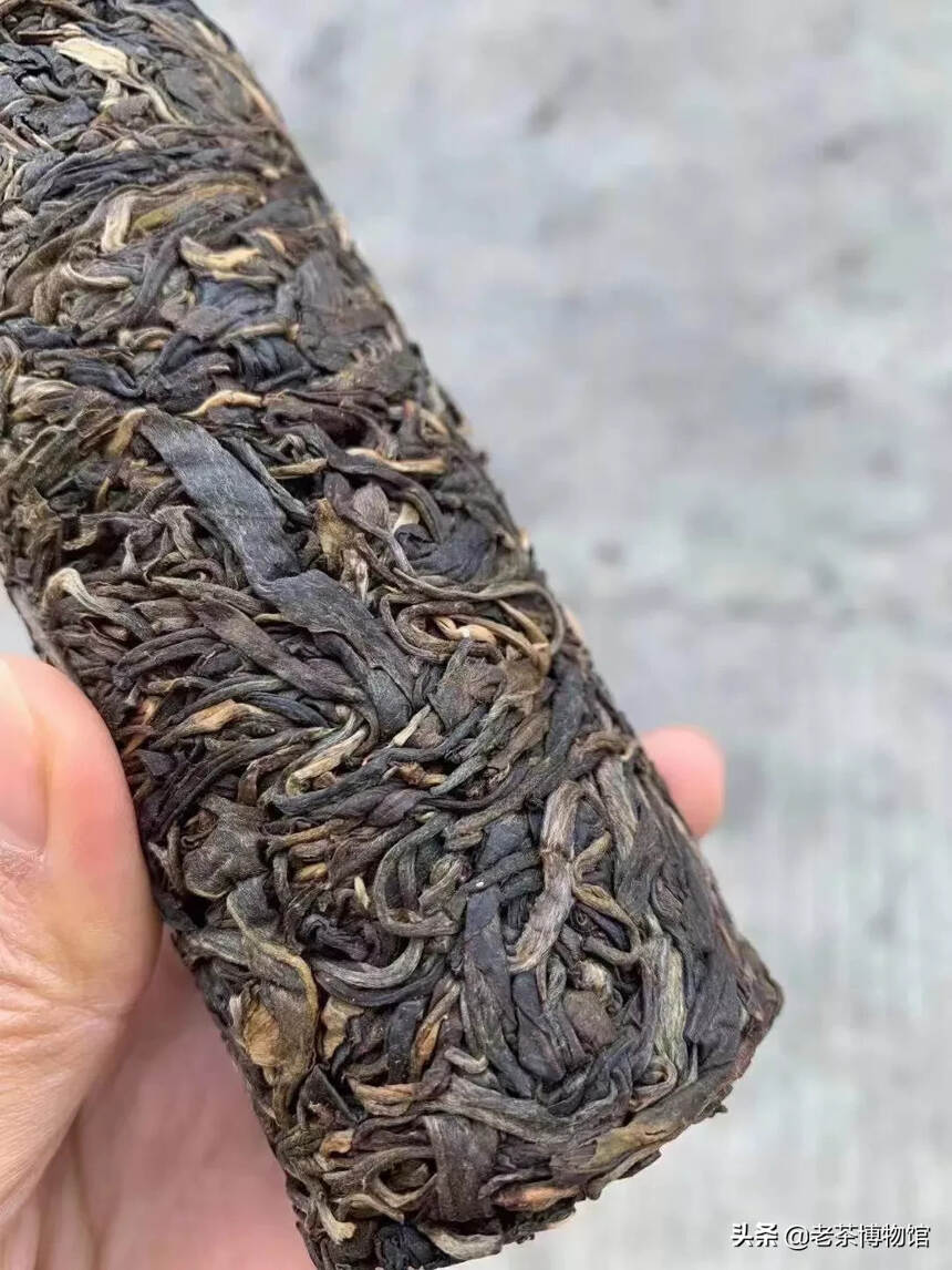 2019年 七大印记 茶叶是以原始竹筒茶为型，茶叶呈