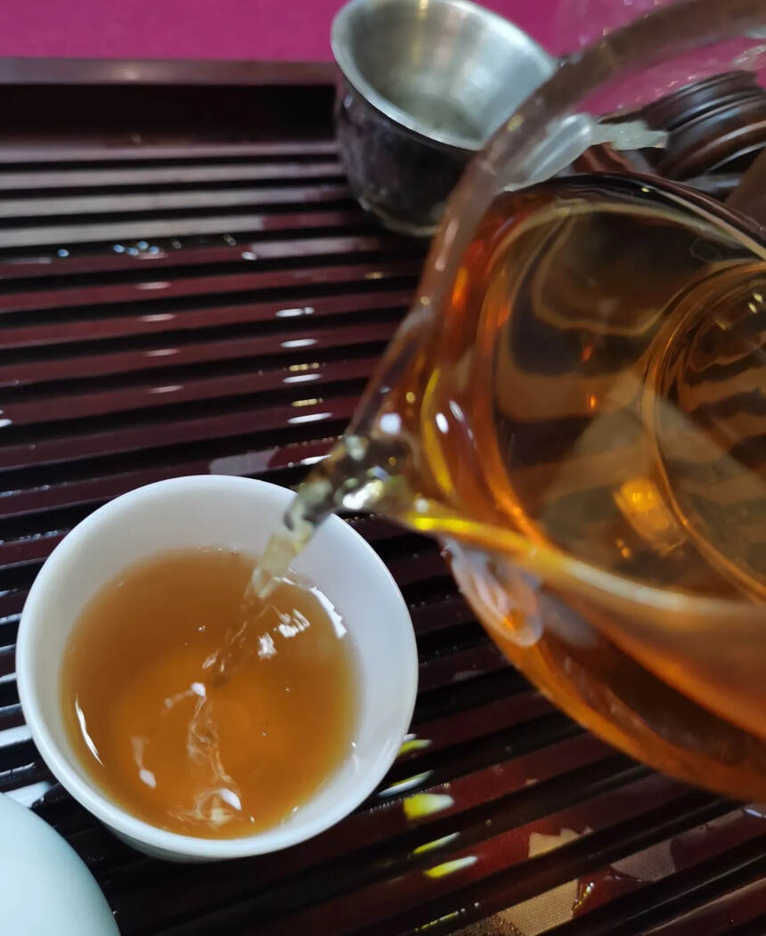 2007年老曼峨甜茶有机生态青砖
老曼峨的甜茶是相对