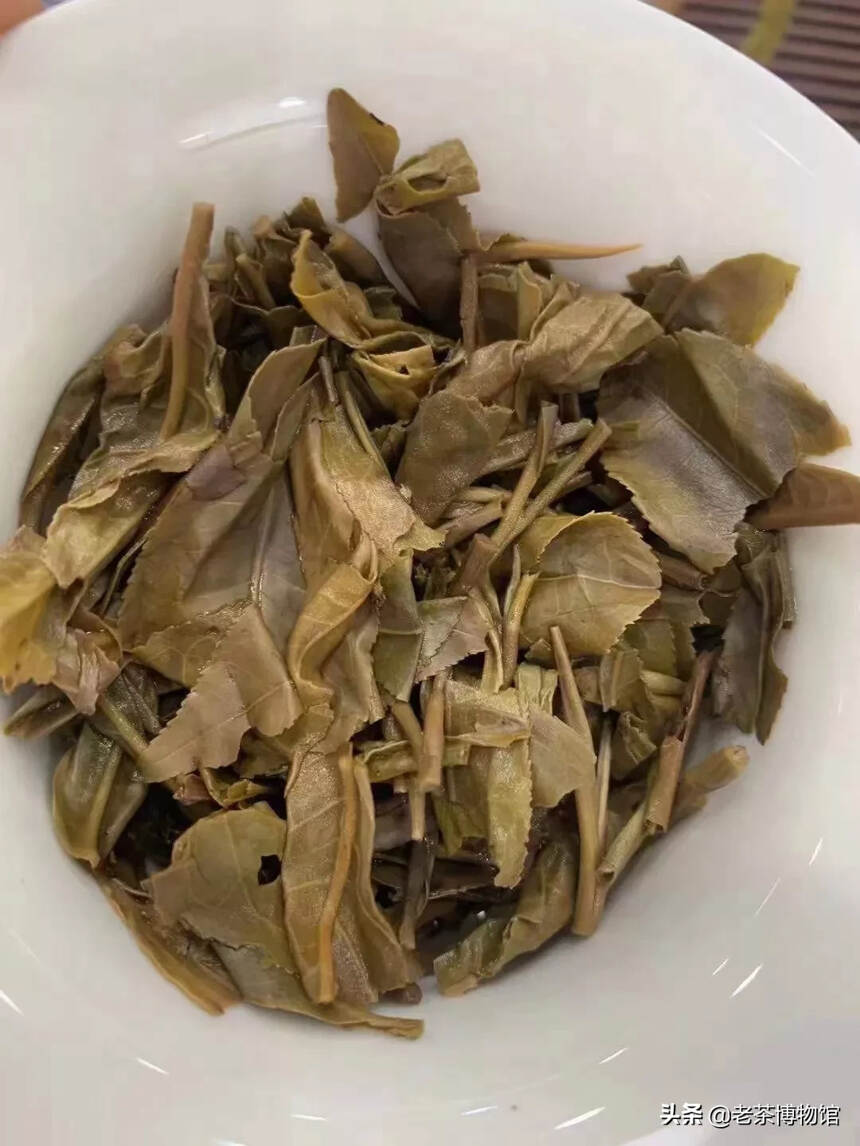 2019年 七大印记 茶叶是以原始竹筒茶为型，茶叶呈