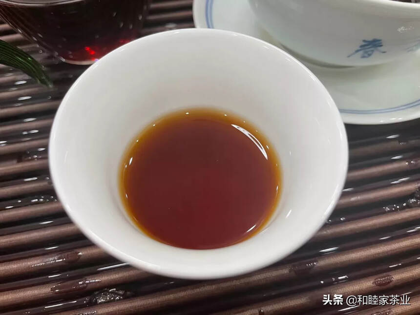 澜沧古茶2014年曼弄有机熟茶 虫咬款 干茶非常高香