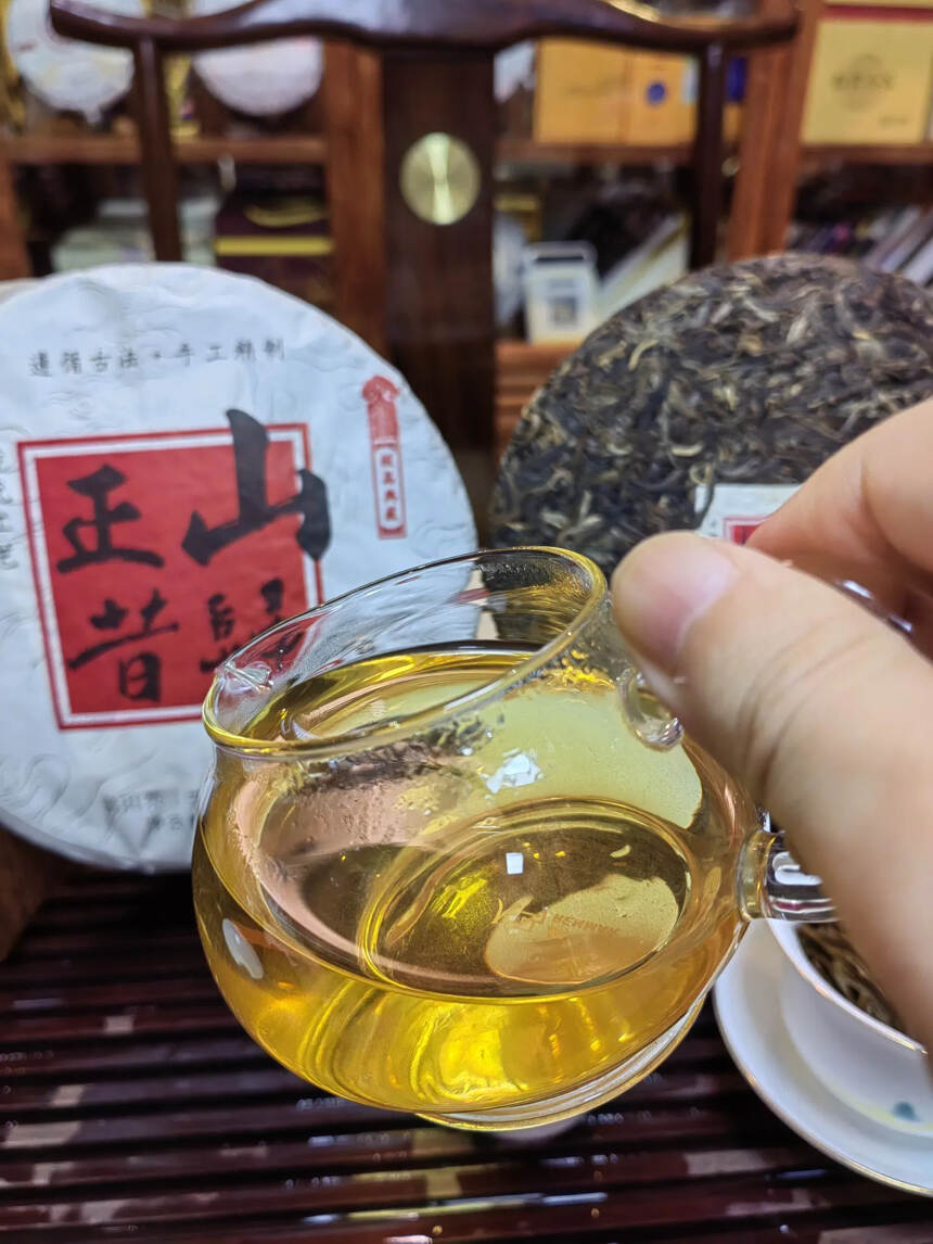 小蔡2016年亲自去昔归收的古树纯料头春茶
看茶底，