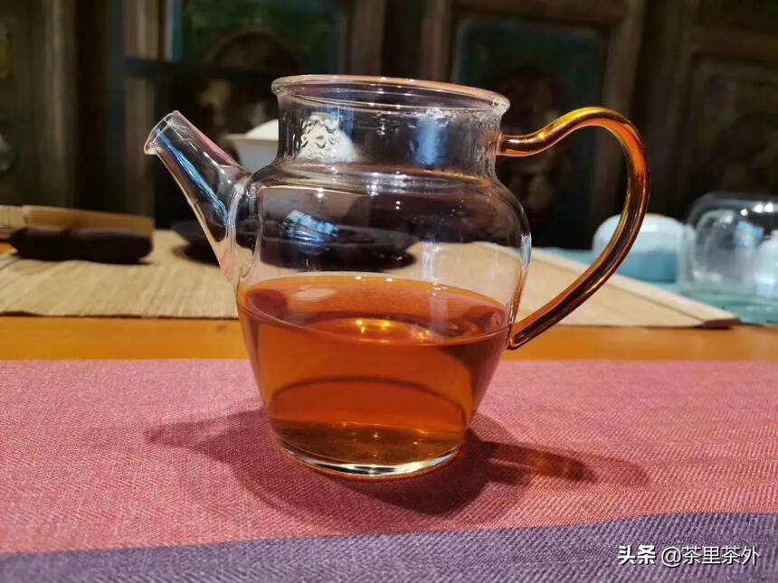 2006年，龙生古茶山，荣获茶博会一等奖
生茶，经传