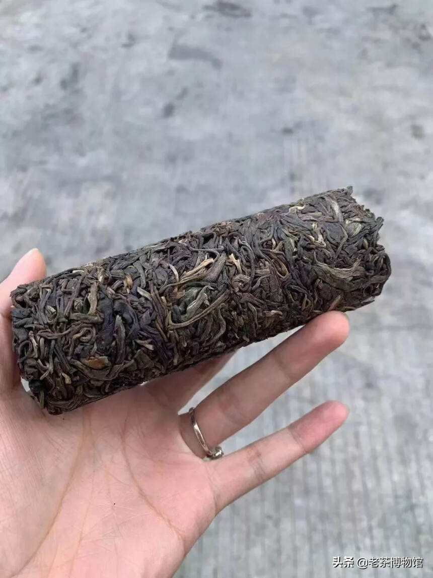 2019年 七大印记 茶叶是以原始竹筒茶为型，茶叶呈