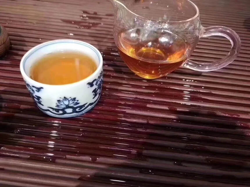201班章老树圆茶，
250克／片
4片／提，
12