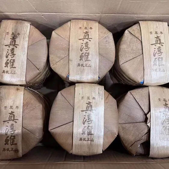 ??

2012年真淳雅易武古树青饼采用古树春料，台