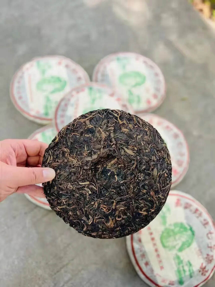 2003年千年茶树王思茅千家寨生饼
规格:357克/