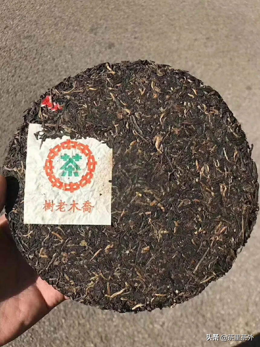 2004年老树圆茶绿印红丝带老生茶
选用易武为原料，
