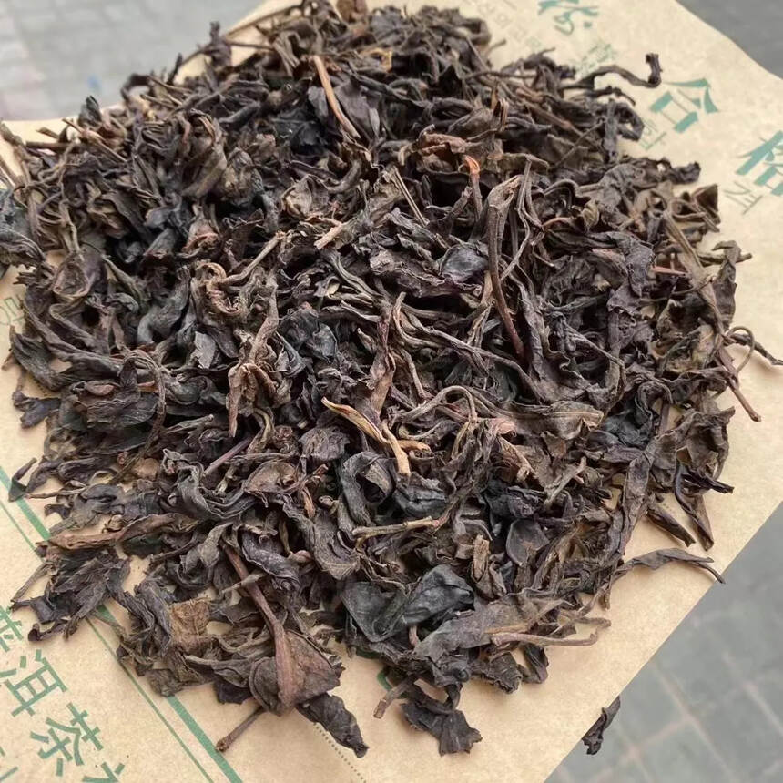 经过岁月沉淀的99年深山古树，茶叶干净度好，汤色透亮