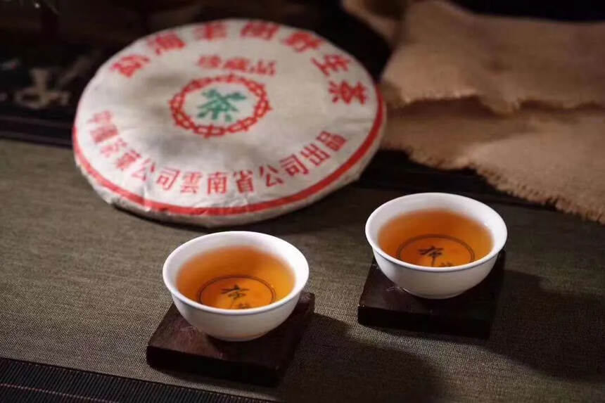 ??

05年中茶绿印珍藏品 勐海老树饼茶 357克